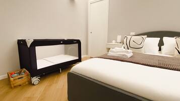 2 Schlafzimmer, Zimmersafe, Schreibtisch, Bügeleisen/Bügelbrett