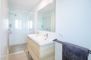 Dusche, Haartrockner, Handtücher, Seife
