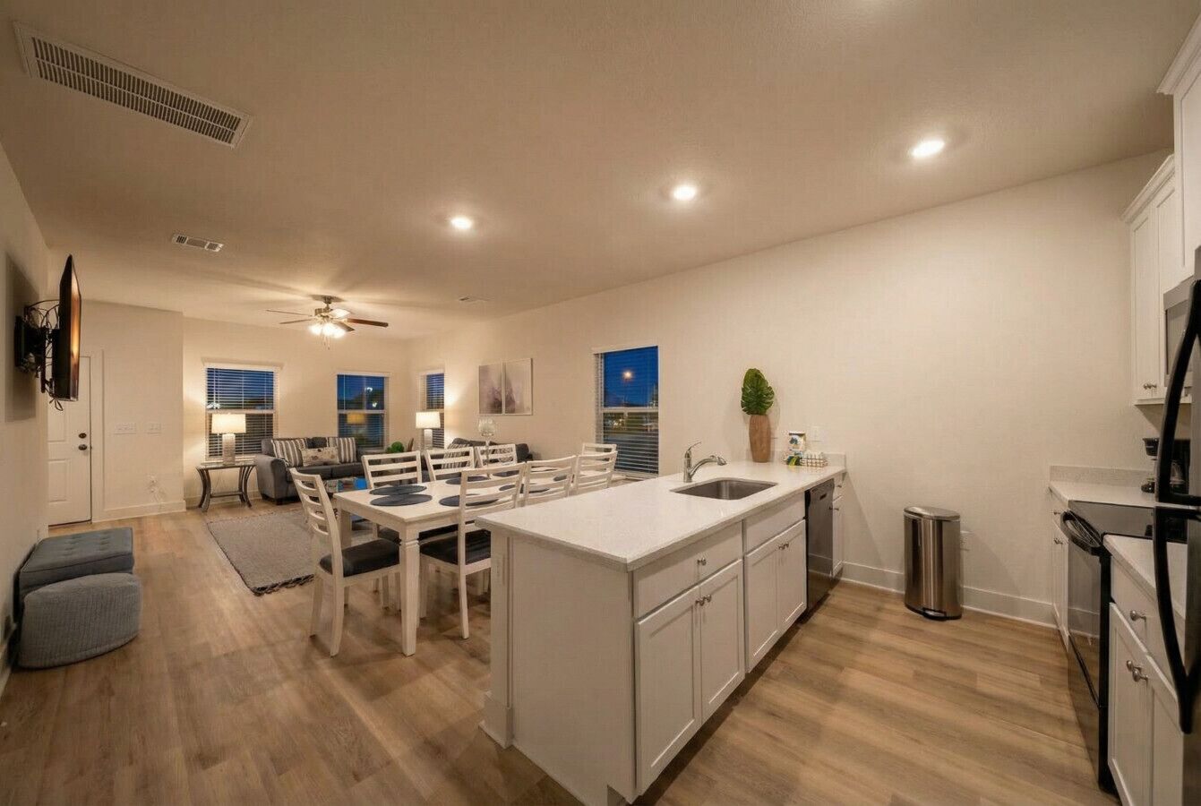 雪櫃、微波爐、焗爐、爐具