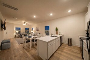 雪櫃、微波爐、焗爐、爐具