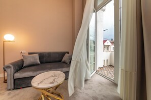 Suite superior | Zona de estar | Smart TV de 43 pulgadas con canales digitales, además de Netflix, Hulu