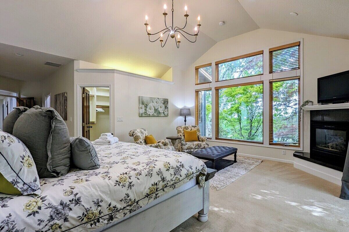 4 間睡房、書桌、熨斗/熨衫板、可攜式嬰兒床