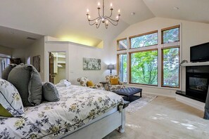 4 soverom, skrivebord, strykejern/-brett og reiseseng for barn