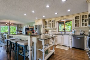 Fridge, microwave, oven, stovetop - Harmony Estate - Close to Portland and Wine Country Enjoy Your Peaceful Retreat (Sherwood)