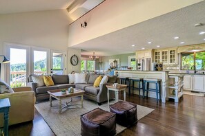 Smart TV, fireplace - Harmony Estate - Close to Portland and Wine Country Enjoy Your Peaceful Retreat (Sherwood)