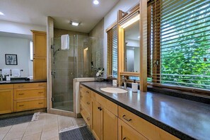 Shower, hair dryer, towels - Harmony Estate: Spacious Home with Mt Hood Views (Sherwood)