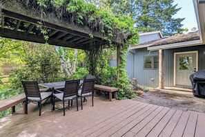 Outdoor dining - Harmony Estate: Spacious Home with Mt Hood Views (Sherwood)