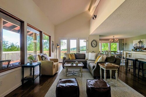 Harmony Estate: Spacious Home with Mt Hood Views
