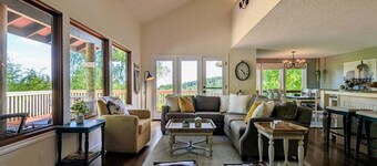 Harmony Estate: Spacious Home with Mt Hood Views