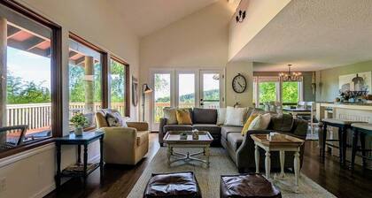 Harmony Estate: Spacious Home with Mt Hood Views