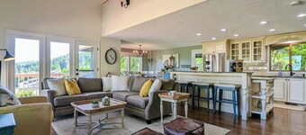 Harmony Estate: Spacious Home with Mt Hood Views