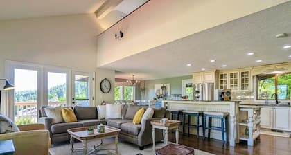 Harmony Estate: Spacious Home with Mt Hood Views