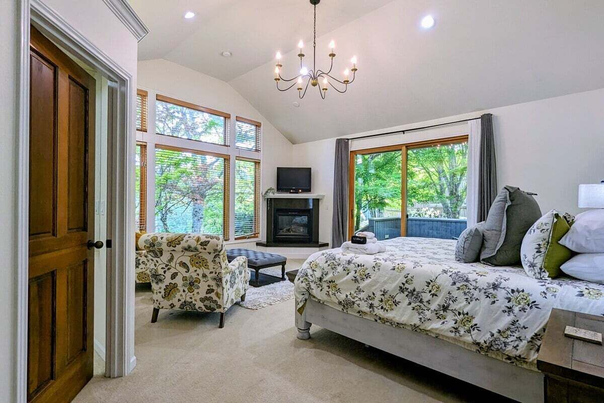 4 chambres, bureau, fer et planche à repasser, lit parapluie