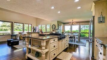 冰箱、微波炉、烤箱、炉灶