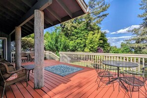 Outdoor dining - Harmony Estate: Spacious Home with Mt Hood Views (Sherwood)