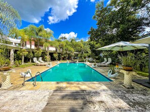 Una piscina cubierta, una piscina al aire libre