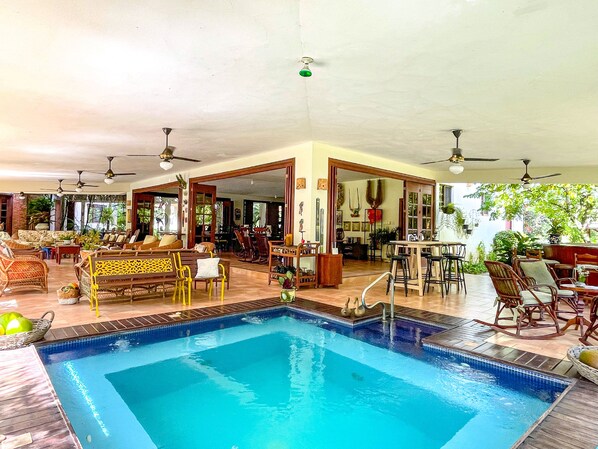 Alberca techada y alberca al aire libre