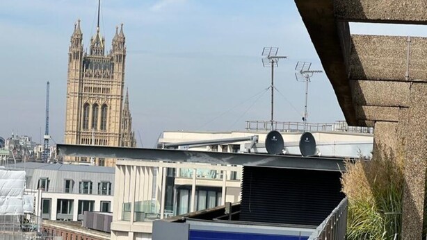 Eine Dachterrasse mit Blick auf den Big Ben und das Palace of Westminster.