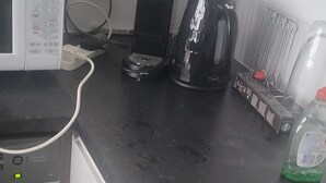 Eine Küche mit Mikrowelle, Toaster, Wasserkocher und Spüle.