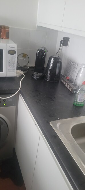 Microwave, oven, electric kettle, toaster - Cozy central one bed flat with stunning rooftop (London)