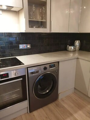 Microwave, oven, electric kettle, toaster - Cozy central one bed flat with stunning rooftop (London)