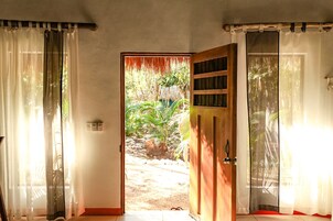 高档床上用品、加厚床垫、迷你吧、客房内保险箱