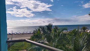 Panoramic Studio Suite, Sea View | Desk, soundproofing, iron/ironing board, free WiFi