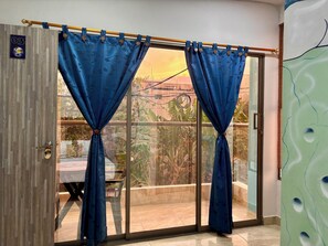 Habitación doble estándar, vista a la ciudad | Escritorio, insonorización, tabla de planchar con plancha y wifi gratis 