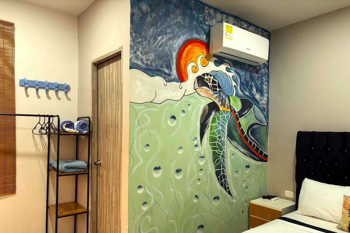 Habitación doble estándar, vista a la ciudad | Escritorio, insonorización, tabla de planchar con plancha y wifi gratis