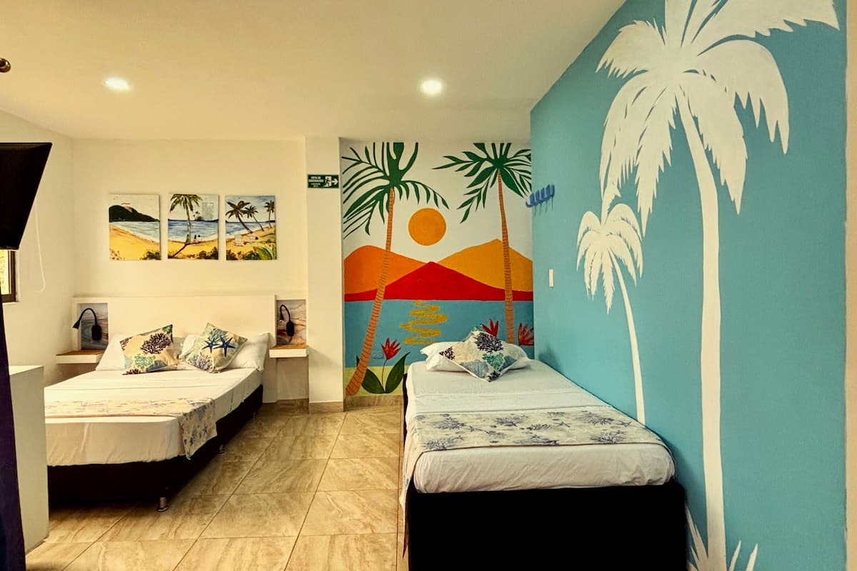 Suite estudio junior, vista parcial al mar | Escritorio, insonorización, tabla de planchar con plancha y wifi gratis