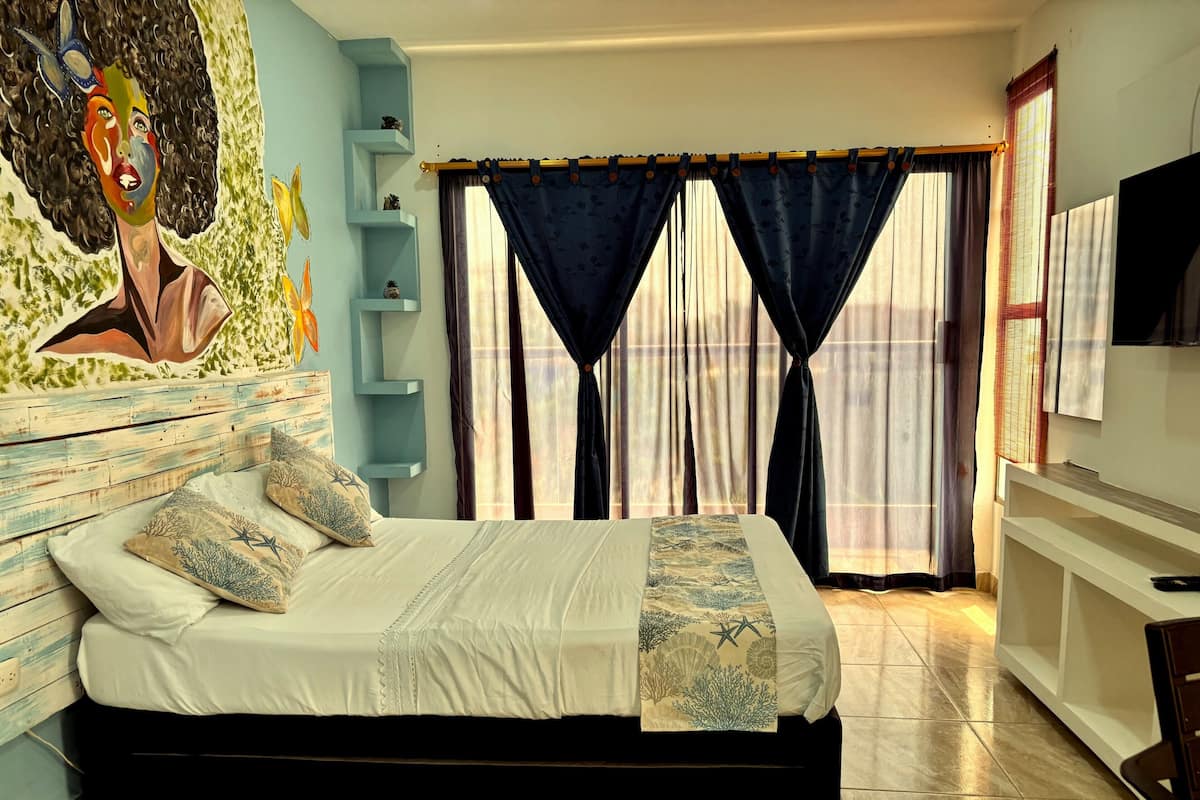 Suite estudio estándar, vista a la ciudad | Escritorio, insonorización, tabla de planchar con plancha y wifi gratis