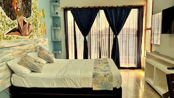 Standaard studio suite, uitzicht op stad | Een bureau, geluiddichte muren, een strijkplank/strijkijzer, gratis wifi