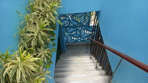 A staircase with a blue railing and a decorative blue panel at the top. - Hotel Avadia Del Mar (Cartagena)