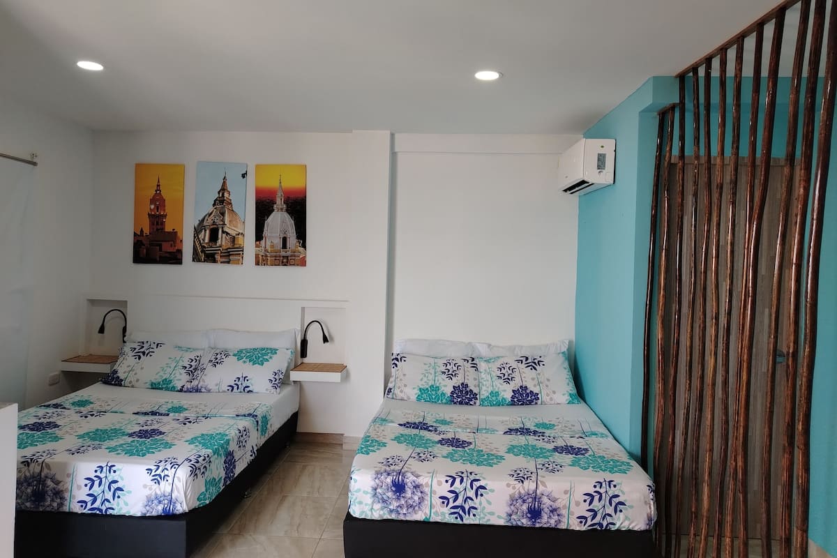 Premium-Vierbettzimmer | Schreibtisch, schallisolierte Zimmer, Bügeleisen/Bügelbrett