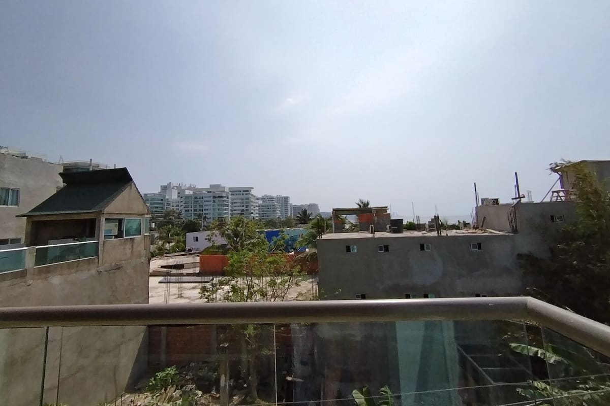 Un quartier résidentiel composé de plusieurs immeubles, dont certains sont en construction, et où le ciel est dégagé.