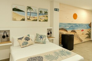 Standaard tweepersoonskamer, uitzicht op tuin | Een bureau, geluiddichte muren, een strijkplank/strijkijzer, gratis wifi