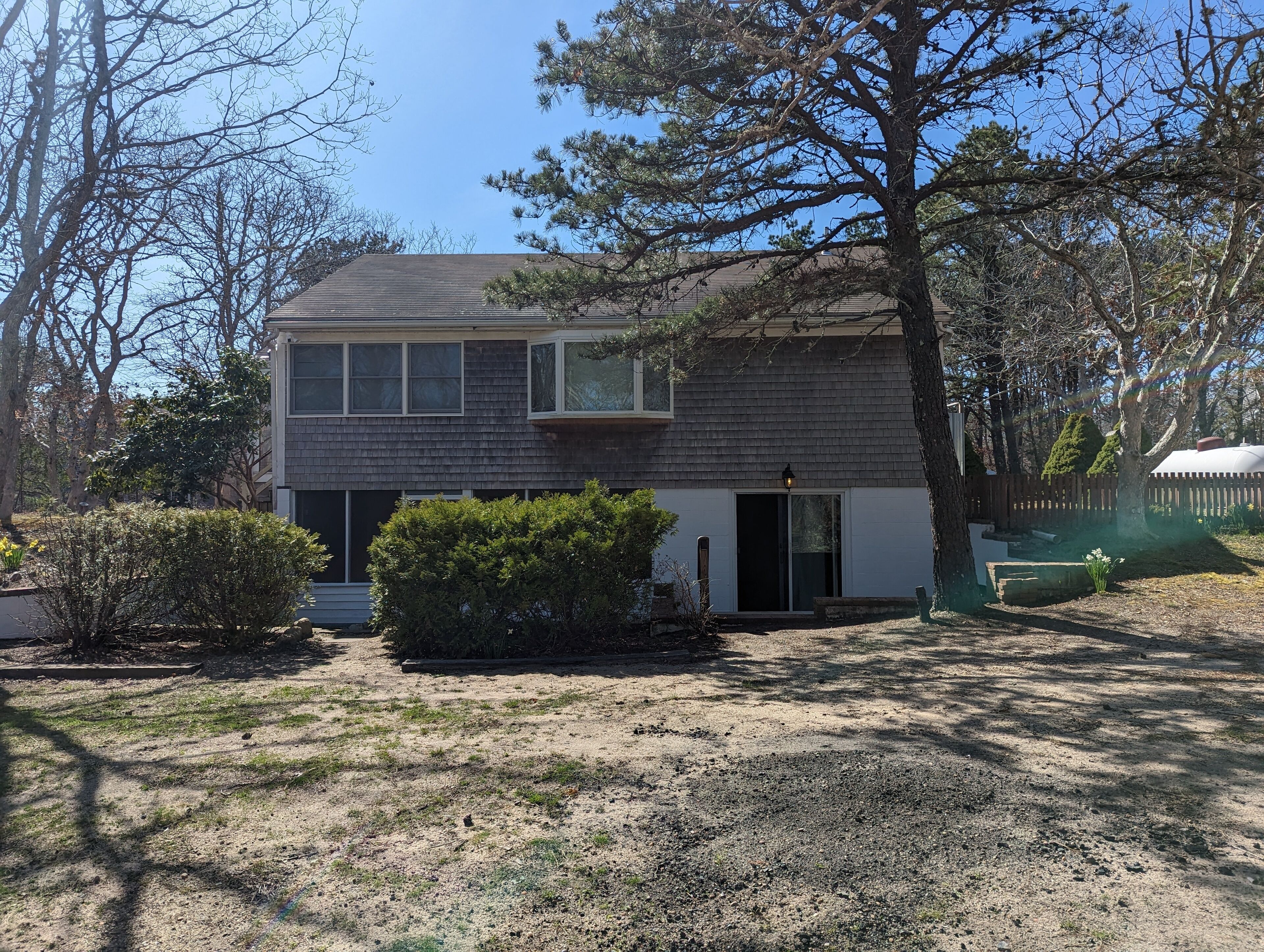Cozy, Basement Efficiency Apartment. 5 minute drive to the beach!