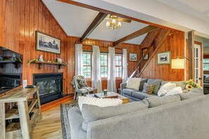 TV, fireplace, DVD player, table football - Honey Paws Inn: Wilmington Home 6 Mi to Mount Snow (Wilmington)