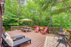 Outdoor dining - Honey Paws Inn: Wilmington Home 6 Mi to Mount Snow (Wilmington)