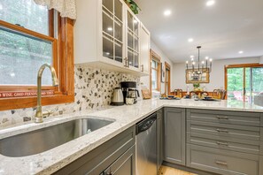 Fridge, microwave, stovetop, dishwasher - Honey Paws Inn: Wilmington Home 6 Mi to Mount Snow (Wilmington)
