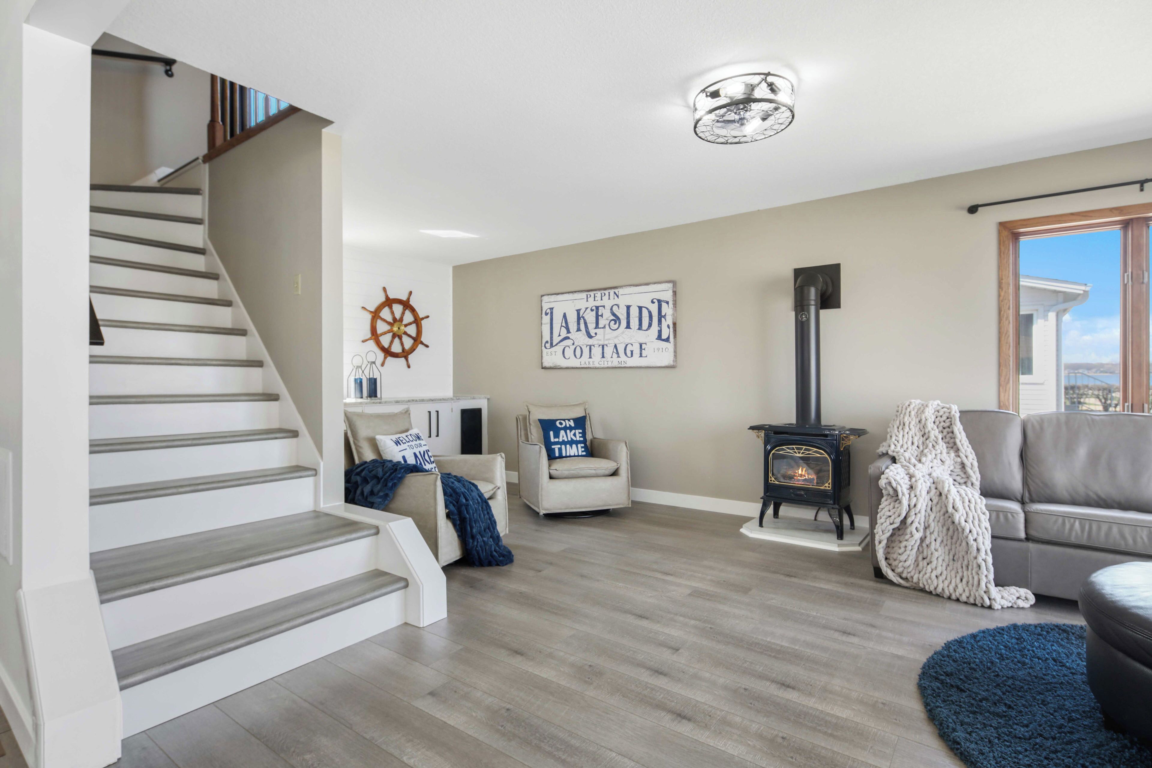 Lake Pepin Waterfront Cottage - Steps to Beach!