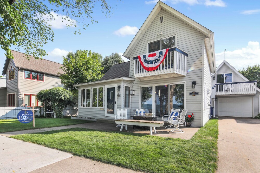 Lake Pepin Waterfront Cottage - Steps to Beach!