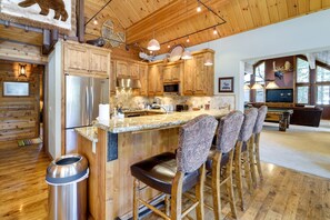 Fridge, microwave, stovetop, dishwasher - 'One Moose Lodge' w/ Hot Tub in Tahoe Donner (Truckee)