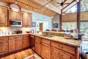 Fridge, microwave, stovetop, dishwasher - 'One Moose Lodge' w/ Hot Tub in Tahoe Donner (Truckee)