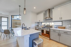 Réfrigérateur, micro-ondes, plaque de cuisson, lave-vaisselle