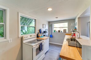 Réfrigérateur, micro-ondes, plaque de cuisson, cafetière/bouilloire