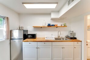 Réfrigérateur, micro-ondes, cafetière/bouilloire, grille-pain