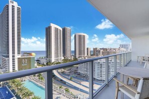 Outdoor dining - Condo in Hollywood Beach 05 (Hollywood)
