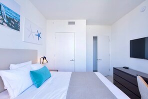 3 bedrooms, iron/ironing board, travel cot, WiFi - Fabulous Apartment in Hollywood 04 (Hollywood)
