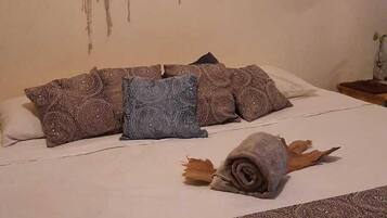 Edredón, decoración personalizada, muebles diferentes y wifi gratis